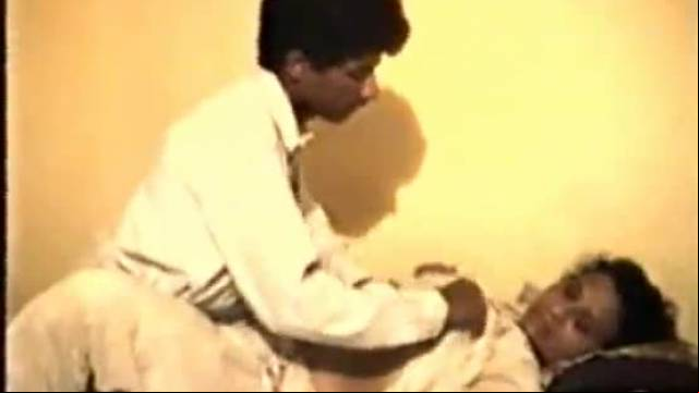 Shy desi aunty reluctantly fucks on video for rupees